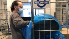 Tatu Mattila nostaa renkaan rullakkoon Matkahuollossa