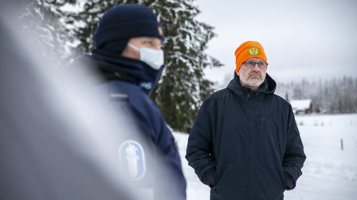 MIKA PIIROINEN maanviljelijä, Tohmajärvi keskustelemassa susipartion kanssa