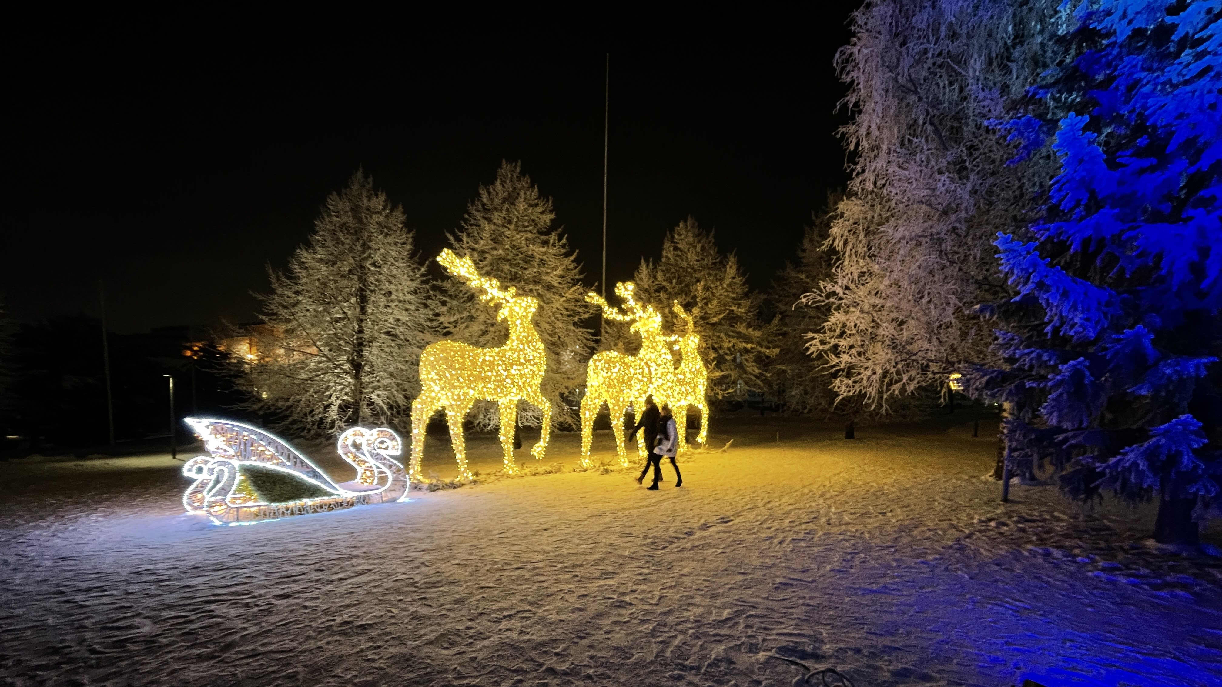 Jouluvalomaa laajenee kaupungintalon julkisivuun Valon kaupunki ilahduttaa jyväskyläläisiä jouluisella tarinalla, joka projisoidaan kaupungintalon pääjulkisivulle.