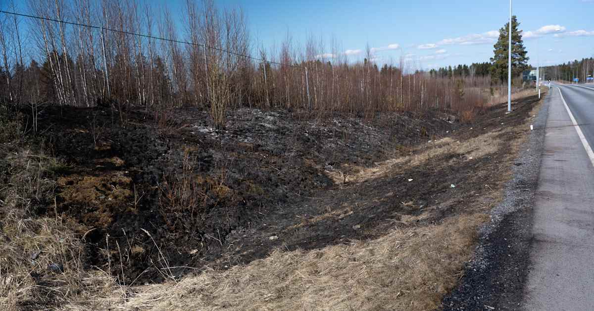 Uutta tietoa Valkeakosken onnettomuudesta: taustalla kova ylinopeus, autosta irronnut moottori sytytti maastopalon