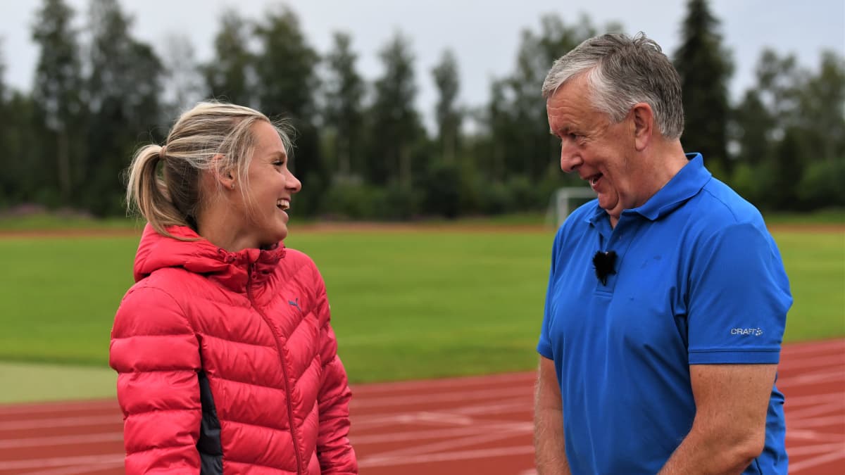 Nina Chydenius samtalar med tränaren Håkan Prest på sportplan.