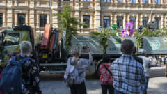 Sambakarnevaali auto lipuu pohjois esplanadia.