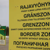 Sallan raja-asemalla seisovassa kyltissä muistutetaan monella kielellä, että pääsy rajavyöhykkeelle ilman lupaa on kielletty.