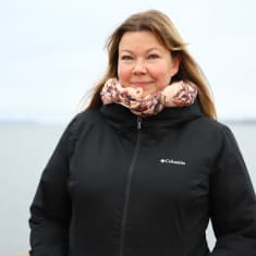 Sanna Lönnfors Kotkassa Katariinan meripuistossa.