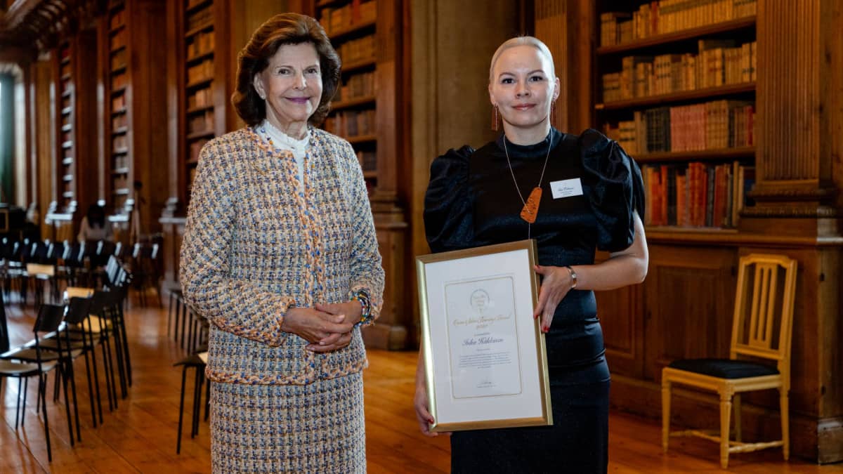 Kuvassa kuningatar Silvia ja Inka Häkkinen. Häkkinen sai diplomin innovatiivisesta hoitotyön kehittämisestä.