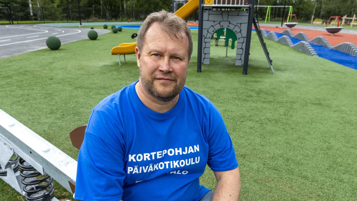Kortepohjan päiväkodin johtaja Timo Korhonen istuu kiikussa päiväkodin pihassa.