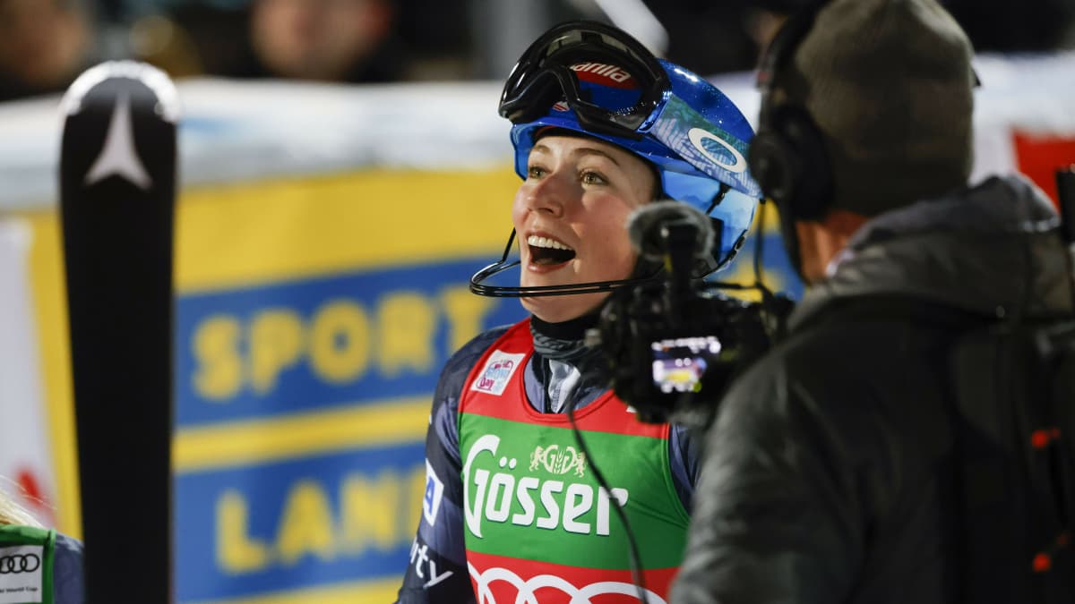 Mikaela Shiffrin Semmeringin pujottelukisan voittajana maalissa 29.12.2022.