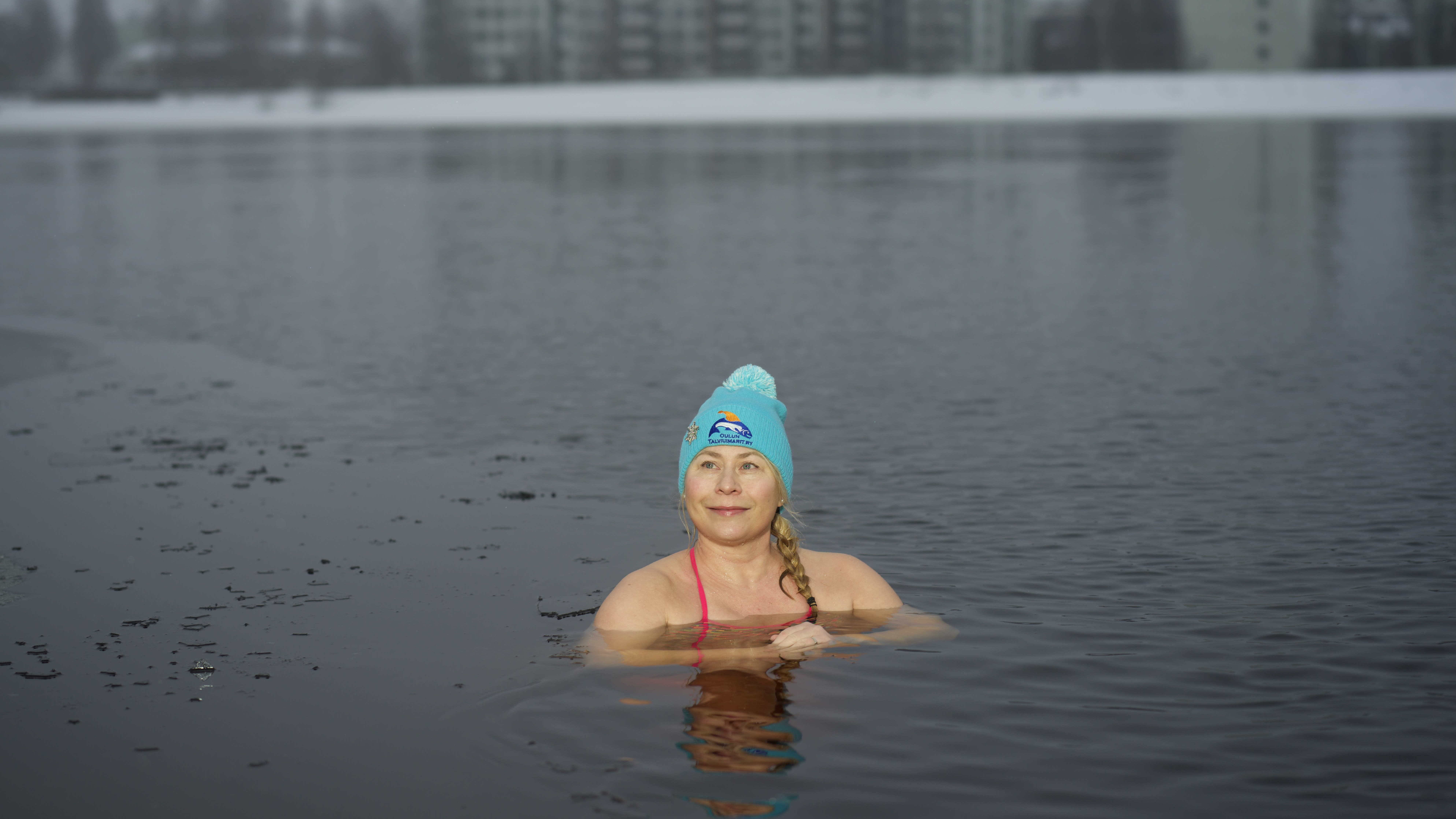 Salla Lamminpää on olkapäitään myöten kylmässä vedessä.