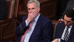 Yhdysvaltain kongressin istuntokausi alkoi 3. tammikuuta 2023. Republikaanien ryhmänjohtaja Kevin McCarthy on laittanut kätensä suunsa päälle, kun edustajat antoivat äänensä.