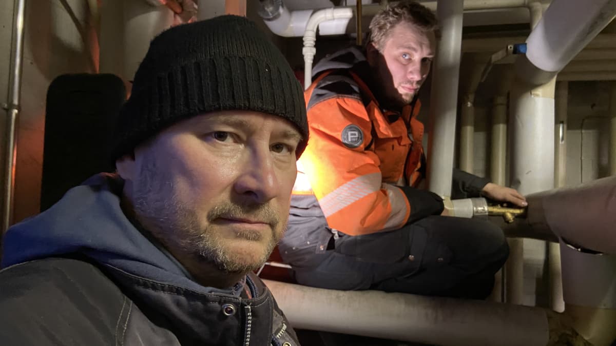 Putkiasentaja Kari Raunio ja poikansa Jesse-Petteri Raunio ovat lämpökeskuksessa huoltotyössä. 