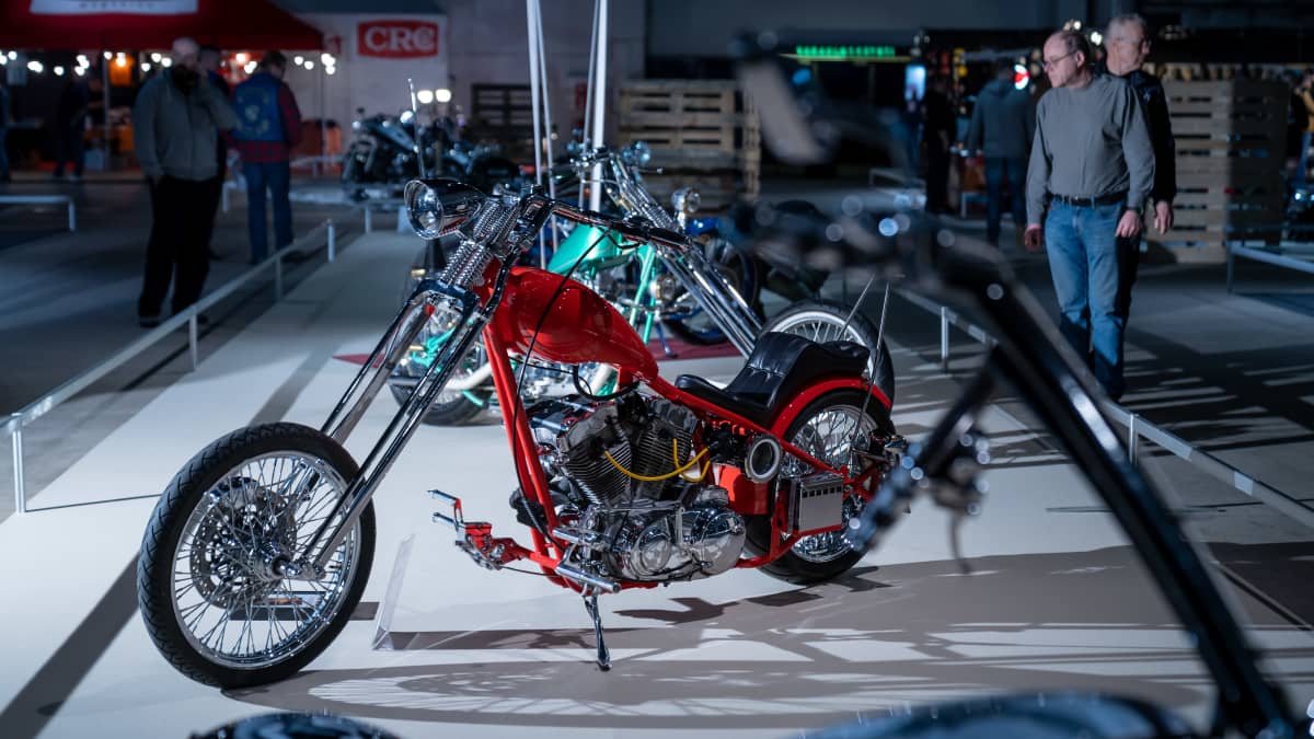 Chopper moottoripyöriä kuvattuna MP-messuilla Helsingissä 3.2.2023.