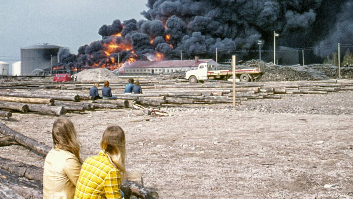 Ihmiset seuraavat Esson öljyvaraston tulipaloa Kokkolan Ykspihlajassa 1973