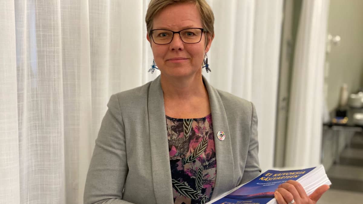 Ympäristö- ja ilmastoministeri Krista Mikkonen vastaanotti 37 200 nimen "Ei kaivoksia Käsivarteen" -adressin Helsingissä. 