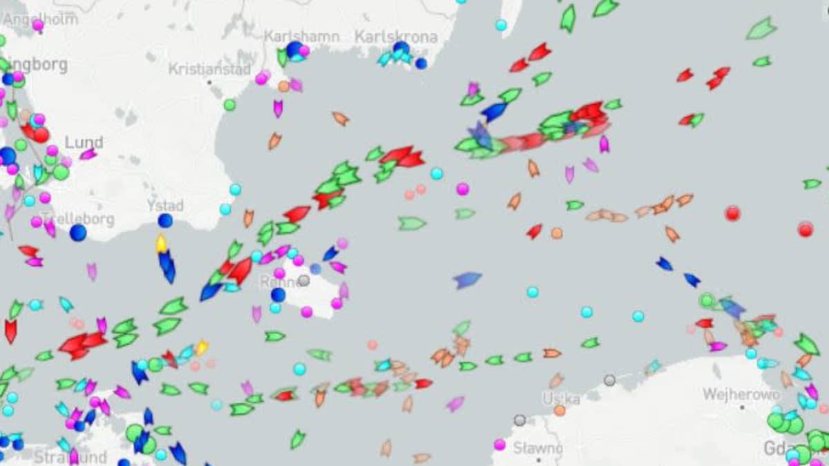 Zrzut ekranu strony internetowej Marinetraffic przedstawiający ruch statków na Morzu Bałtyckim, oznaczony małymi ikonami statków w różnych kolorach.