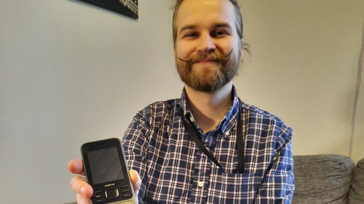 Joel Järvensivu, 24, omistaa kaksi Nokian remasteroitua retropuhelinta rajoittaakseen sosiaalisen median käyttöään.