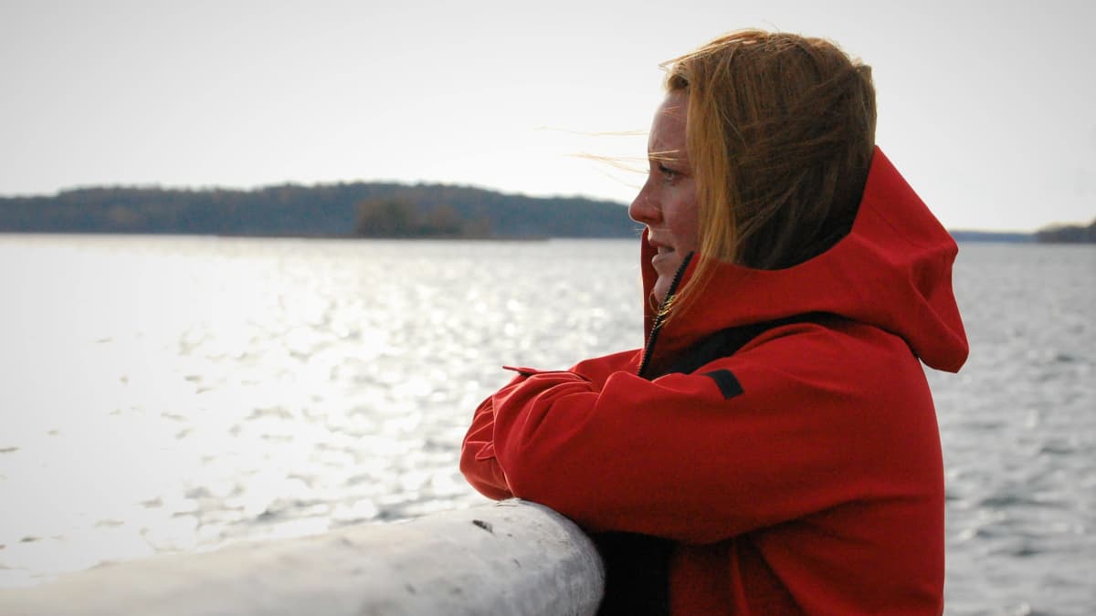 Anna Westerlund tittar mot havet.