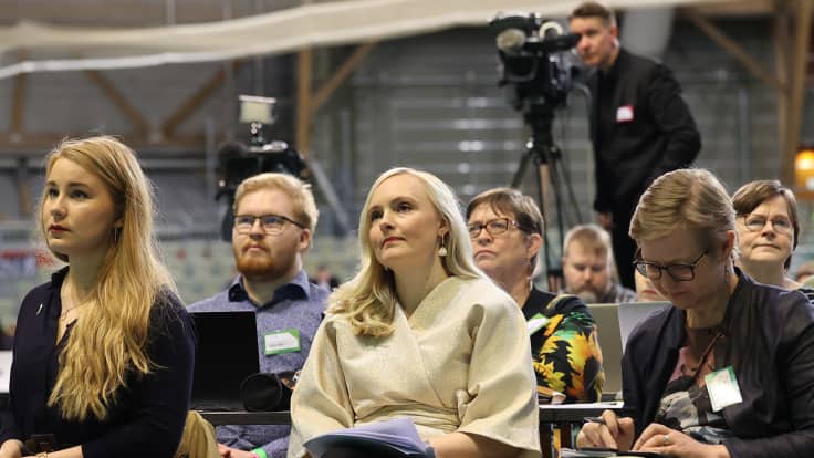 Iiris Suomela, Maria Ohisalo ja Krista Mikkonen Vihreiden puoluekokouksessa Joensuussa.