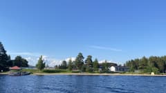 Sotkamon Hiukan uimaranta kuvattuna järveltä päin.