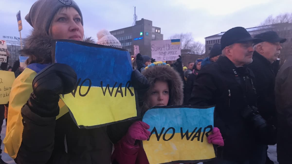 Nainen ja lapsi osallistuivat Ukrainaa tukevaan mielenilmaukseen Kokkolassa. Käsissään heillä on No war -kyltit.