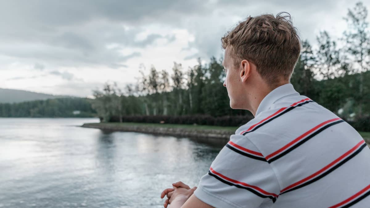 Mikael Hautamäki nojaa kaiteeseen ja katselee järvelle kaukaisuuteen.