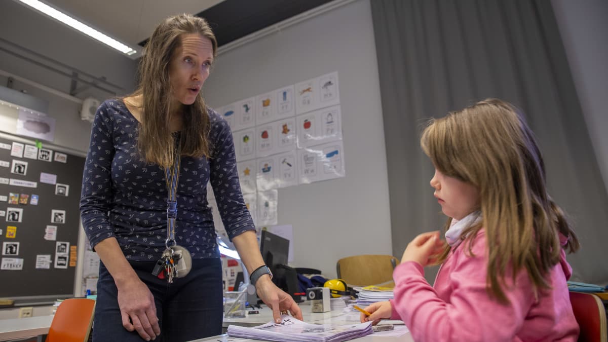 Erityisluokan opettaja Johanna Mäki keskustelee oppilaansa Sonja Honkasen kanssa.