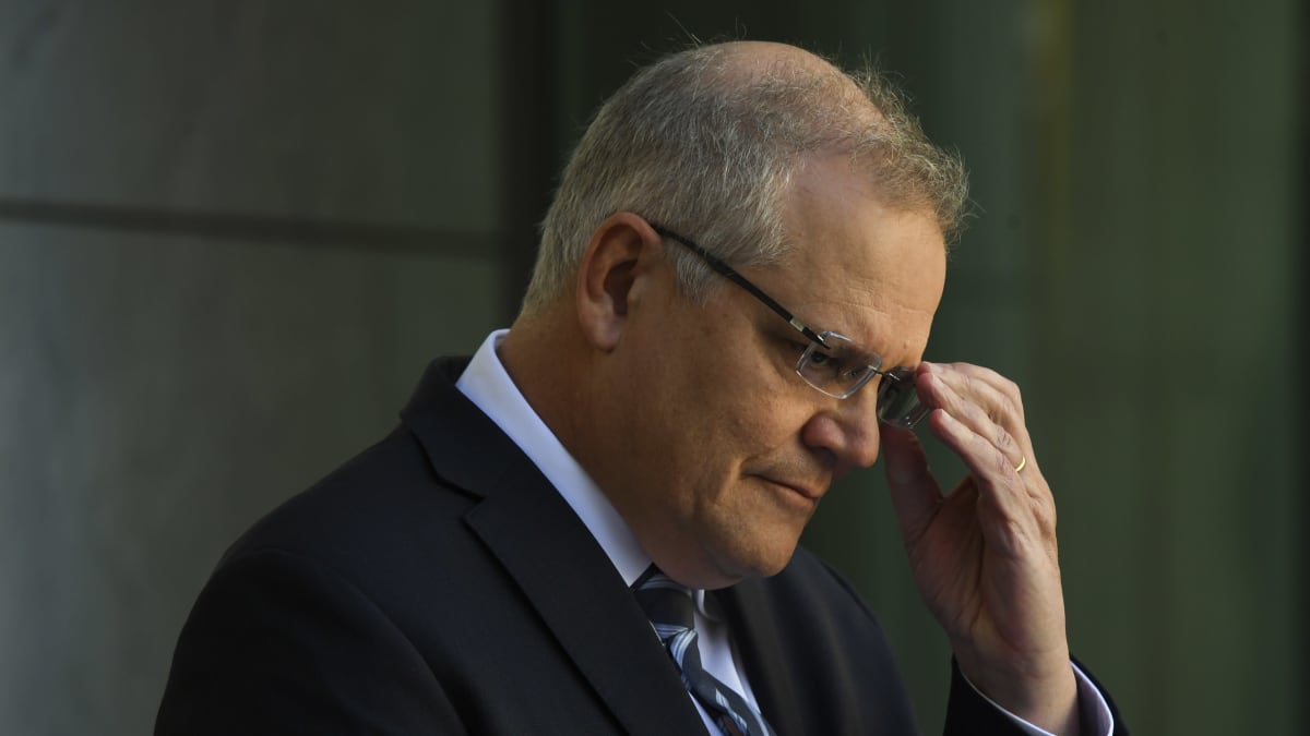 Australian pääministeri korjaa silmälasiensa asentoa