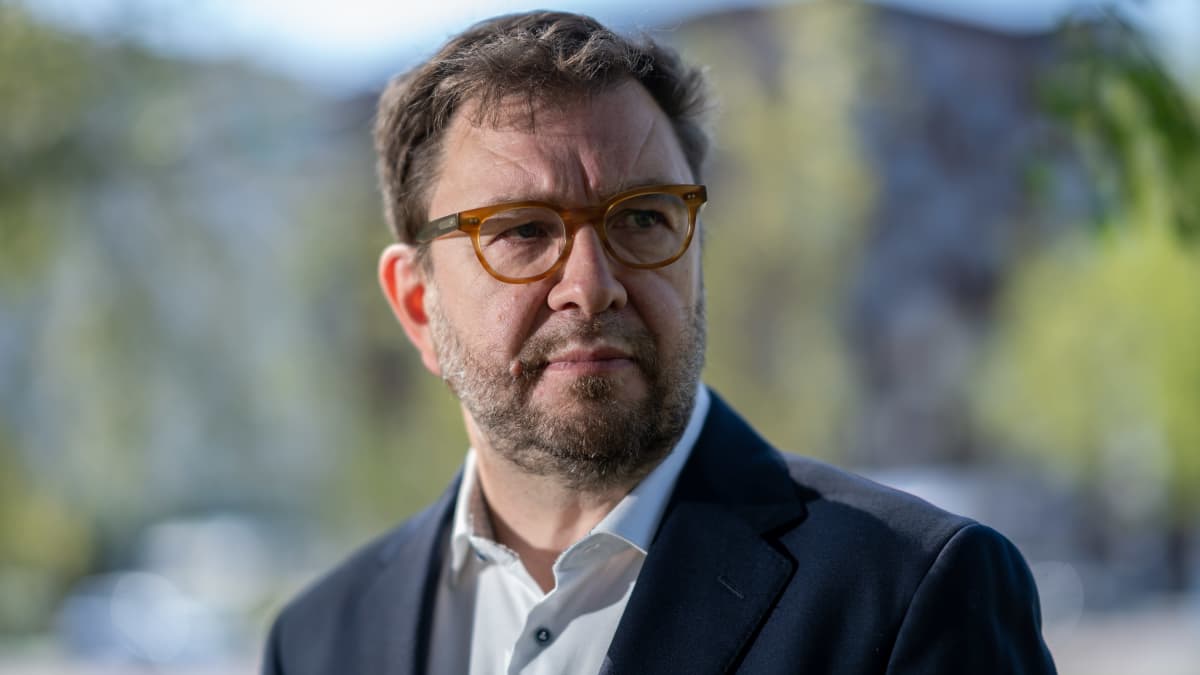 Liikenne- ja viestintäministeri Timo Harakka kuvattuna Helsingissä, 19.5.2023.