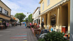 Vy över Köpmansgatan i Pargas, flera försäljare säljer produkter på gatan. 