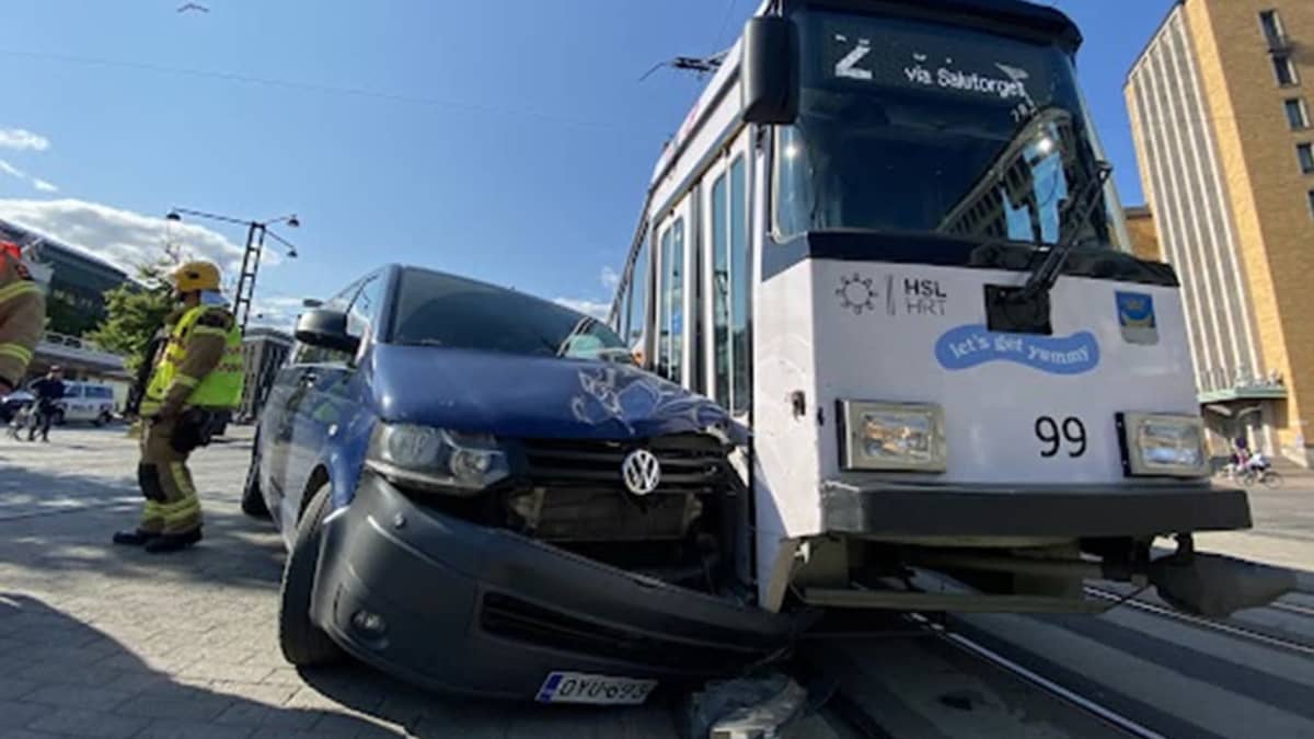 Pakettiauto on ajanut raitiovaunun kylkeen. Pakettiauton keula on hajalla.