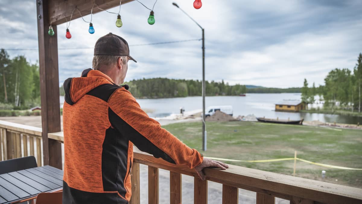 Jarno Akerman katsoo ravintolan terassilta järvelle päin.