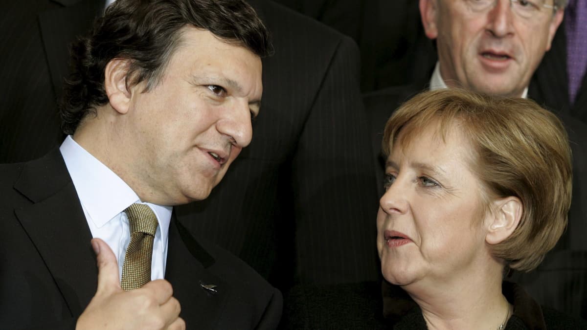 José Manuel Barroso ja Angela Merkel keskustelevat