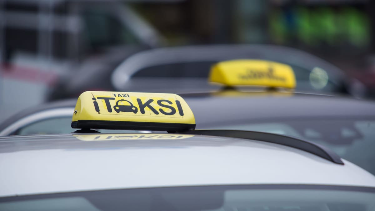Takseja Tampereen rautatieasemalla.