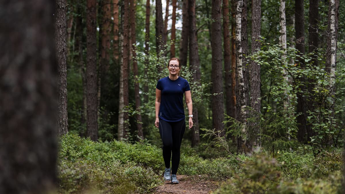 Väitäskirjatutkija Laura Sares-Jäske kuvattiin metsässä elokuussa 2020.