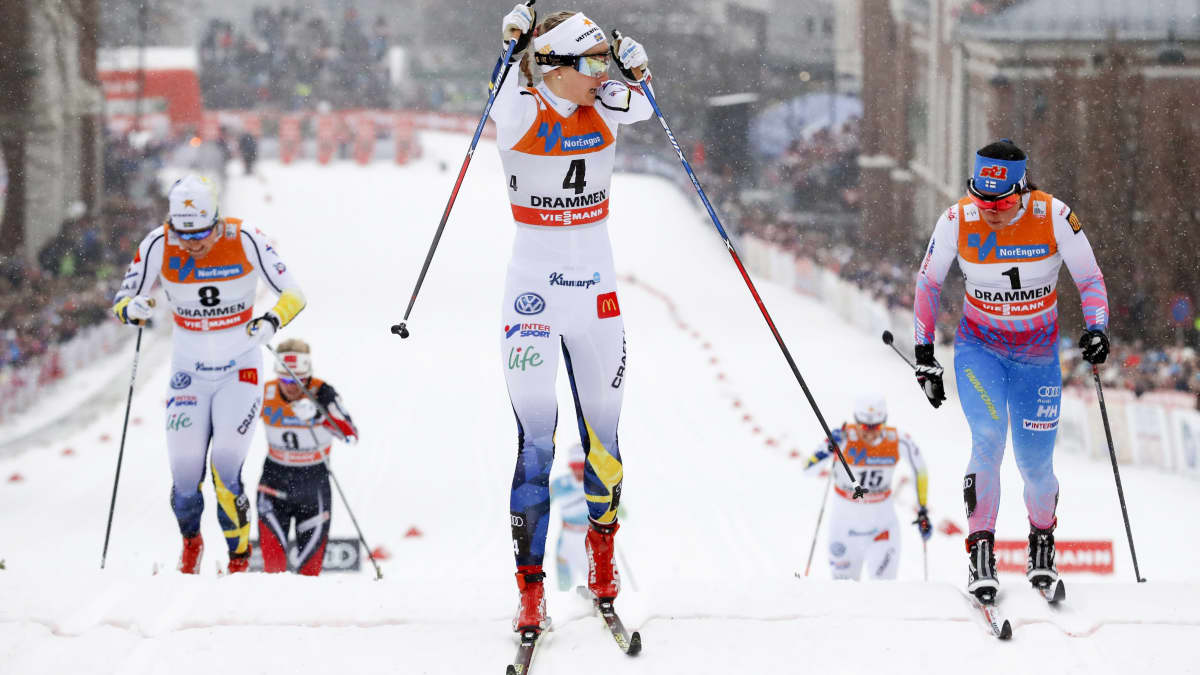 Stina Nilsson tulee voittajana maaliin Drammenin sprintissä maastohiihdon maailmancupissa 8.3.2017. Krista Pärmäkoski oli toinen ja Hanna Falk kolmas.