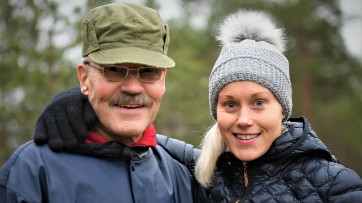 Veikko och Laura Salminen poserar för kameran ute i naturen.