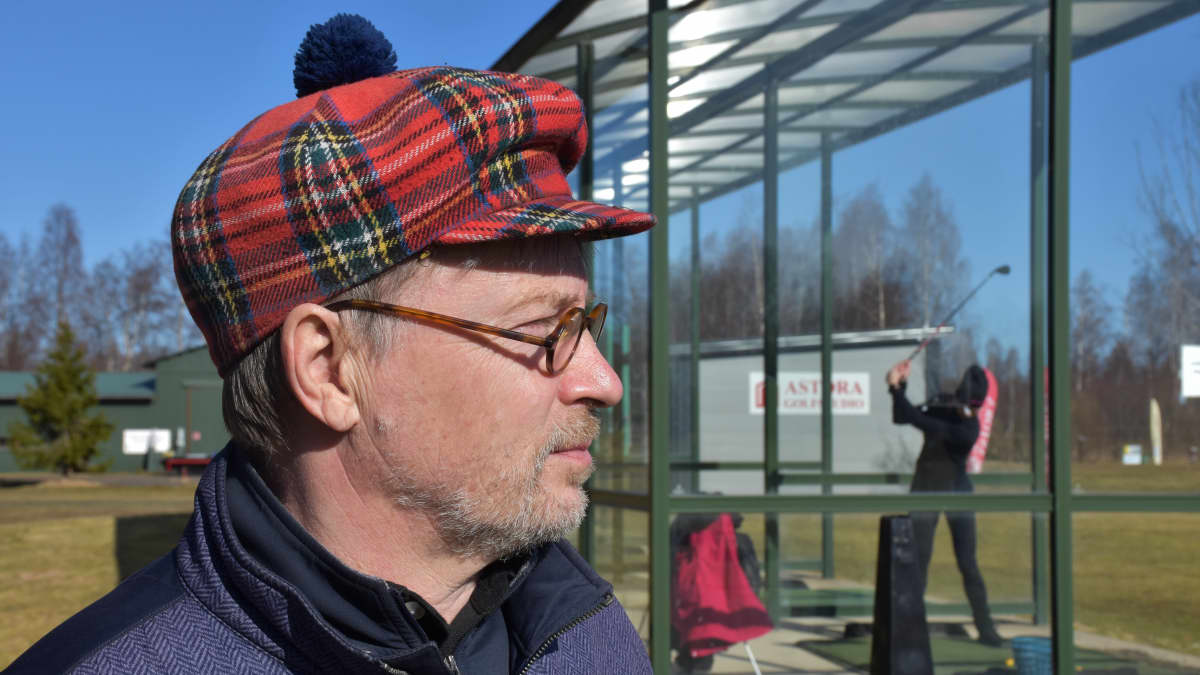 Porin Kalafornian golfkentän toiminnanjohtaja Ville Tuovinen range-paikalla.