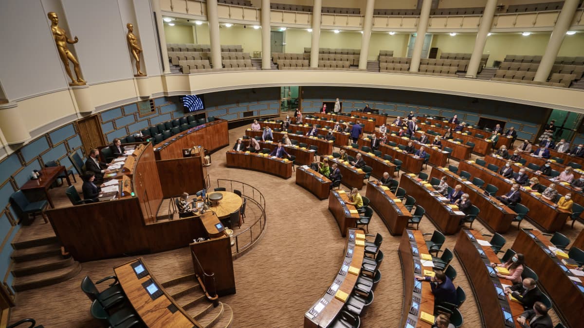 Eduskuntasali lehteriltä kuvattuna.