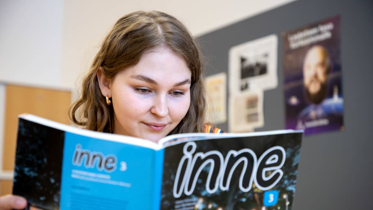 Lukiolainen Aino Uusitalo lukemassa ruotsin kielen ylioppilaskirjoituksiin.