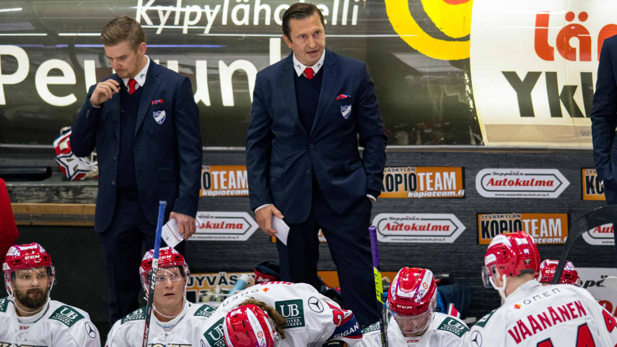 Kuvassa HIFK valmentaja Ville Peltonen