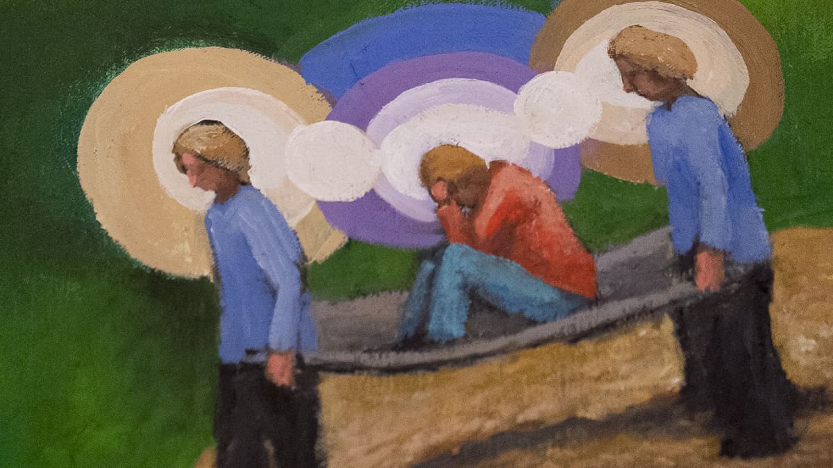 Yksityiskohta Samuli Heimosen taidemaalauksesta: Toisinto Hugo Simberin Haavoittunut enkeli-teoksen asetelmasta. Kaksi ihmistä kantaa paareilla kolmatta henkilöä.