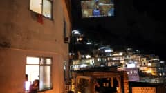 Brasilian Rio de Janeiron suurimmassa favelassa katsottiin vuorenseinämälle heijastettua elokuvaa 24. tammikuuta.