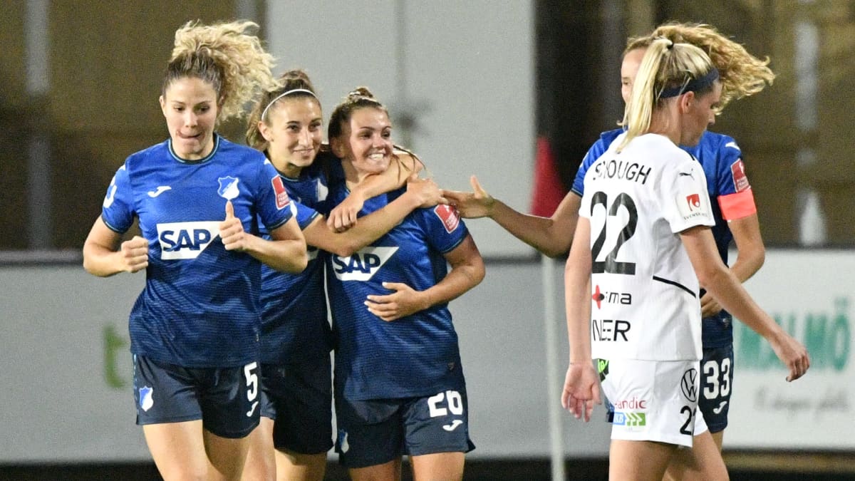 Rosengårdin Olivia Schough kävelee pettyneenä pois, kun Hoffenheim juhlii maalia naisten Mestarien liigan 2. karsintakierroksella.