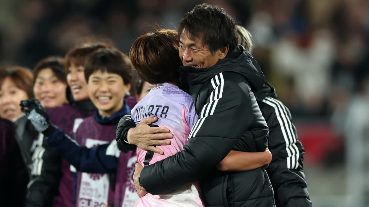 Futoshi Ikeda ja Hinata Miyazawa halaavat.