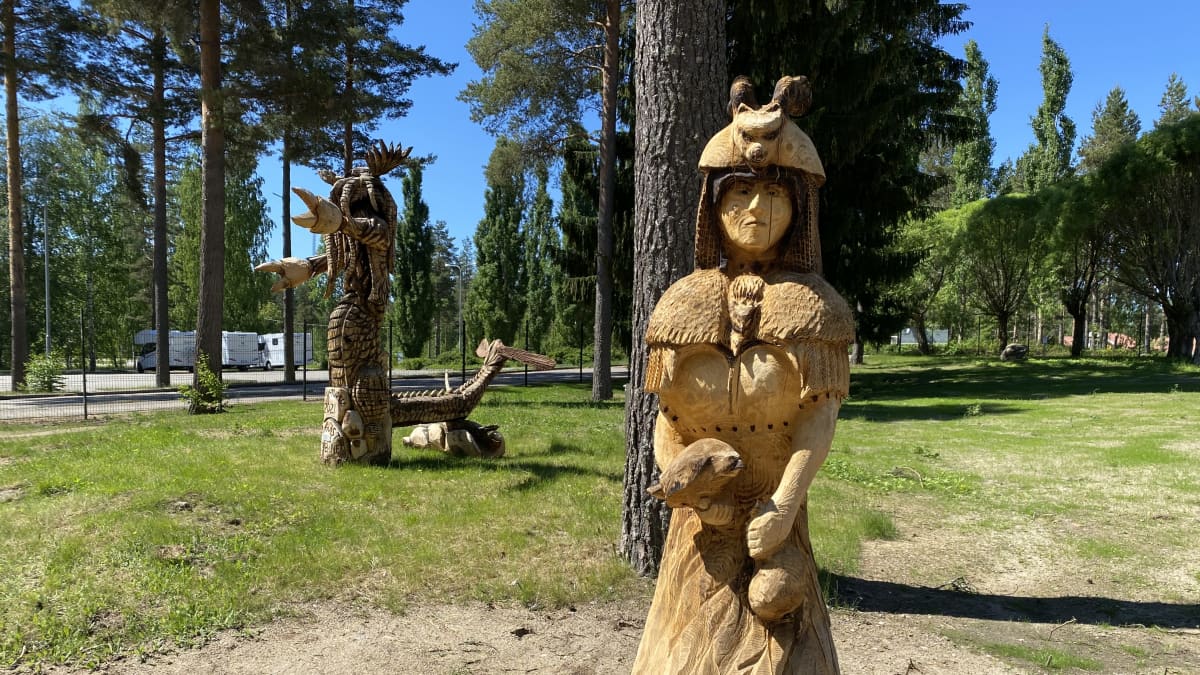 Kalevala-aiheisia puuveistoksia Taidekeskus Retretin kulttuuripuistossa.