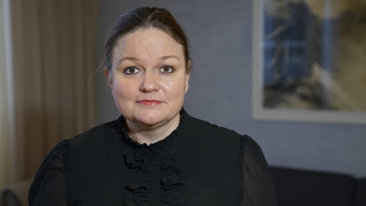 Krista Kiuru, Suomen perhe- ja peruspalveluministeri seisoo neuvotteluhuoneessa ministeriössä Kruununhaassa.