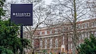 Regent's yliopisto ja kyltti syksyisessä maisemassa.