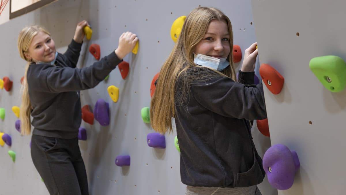 Hepolan koulun 8-luokkalaiset Sara Rossinen ja Crista Hyyryläinen kiipeilyseinällä.