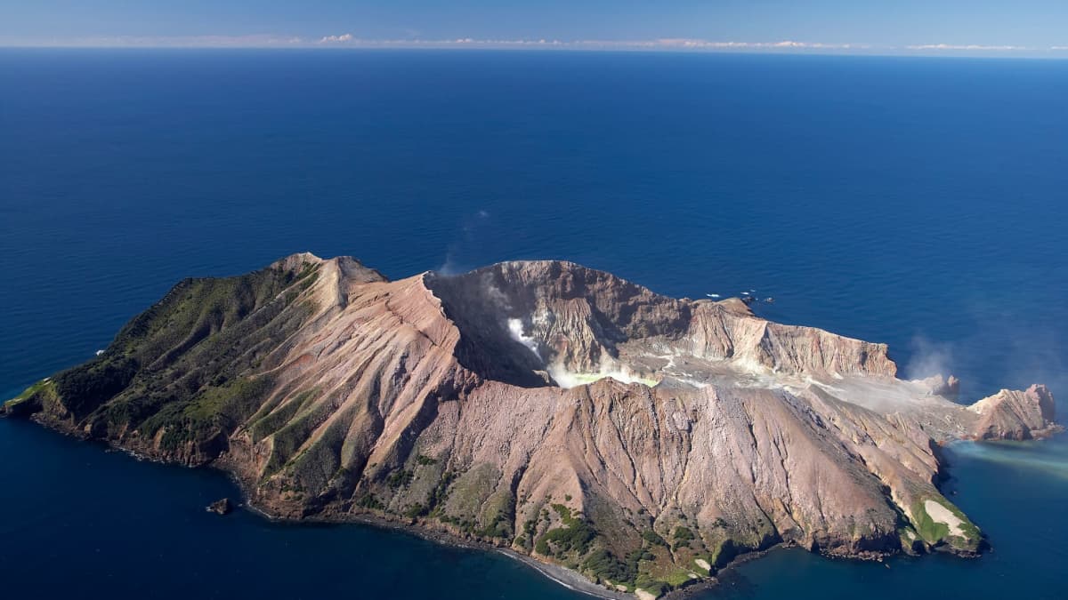 Tulivuori purkautui yllättäen White Islandilla Uudessa-Seelannissa.