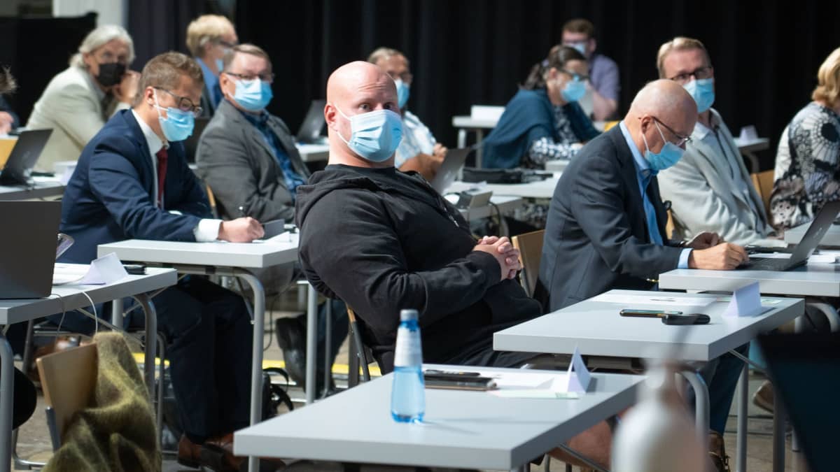 Lahtelaiset valtuutetut istuvat maskit päässään ensimmäisessä valtuuston kokouksessa Sibeliustalolla