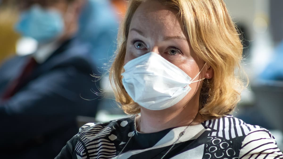 Kristillisdemokraattien Sonja Falk istuu maski naamallaan Lahden valtuustossa